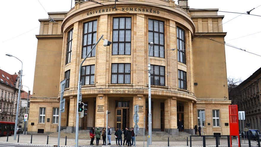 Na Právnickej fakulte Univerzity Komenského v Bratislave sa bude dať od akademického roka 2018/2019 študovať právo aj v angličtine.